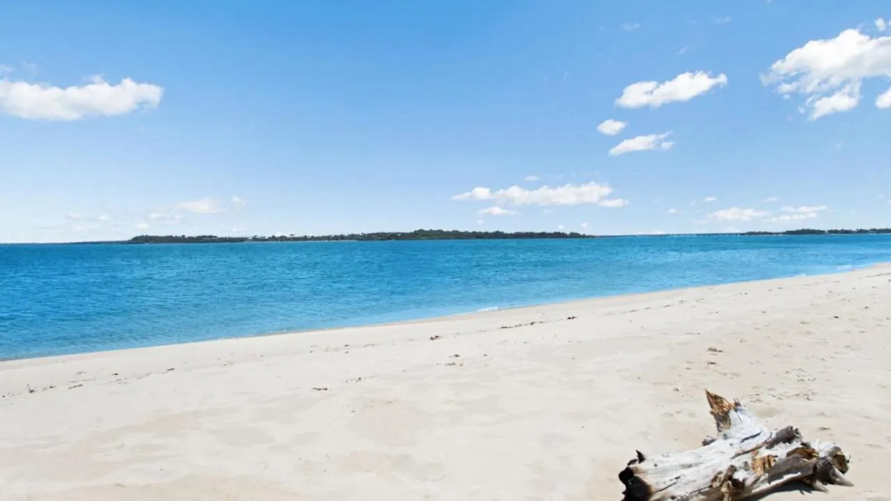 Quiet Location Across From Waterfront - South Esp, Bongaree Villa Holiday home